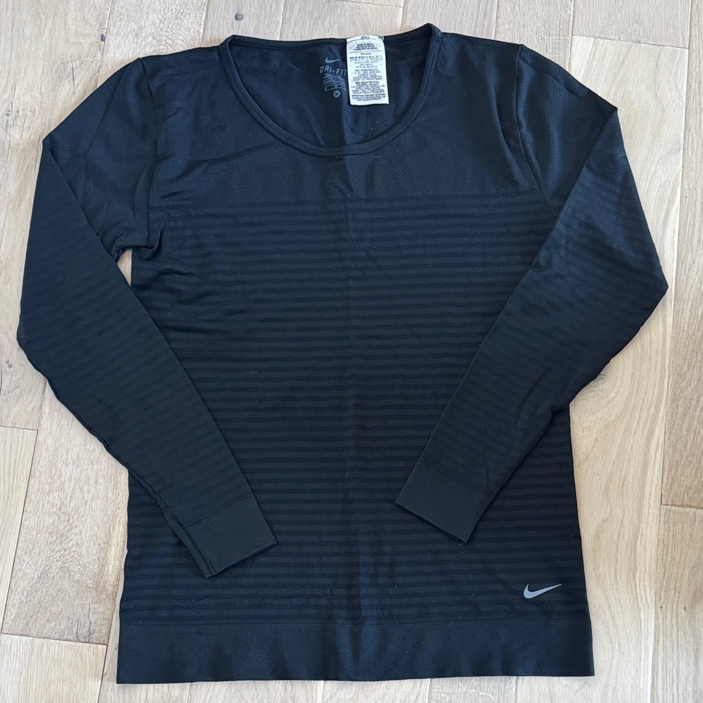 Nike Women's Black Long Sleeve Tee size medium